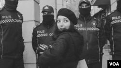 Эльнара Гасымова во время задержания силовиками 13 января 2024 года