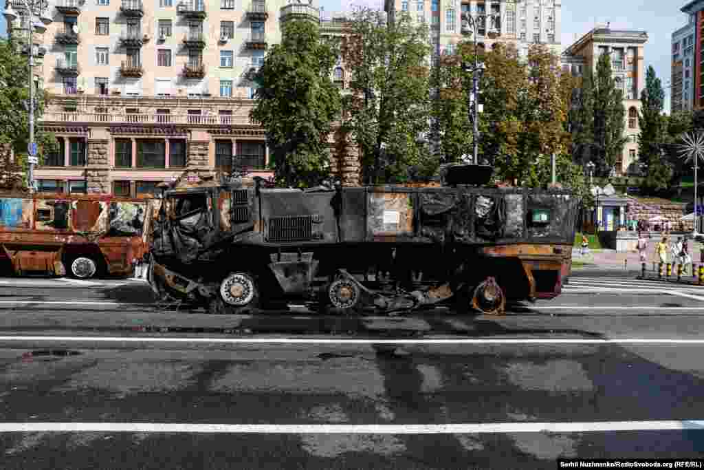 Уничтоженная российская техника вместо праздничного парада в центре Киева, по замыслу организаторов выставки, символизирует неотвратимость победы Украины. Киев, Крещатик, 21 августа 2023 года