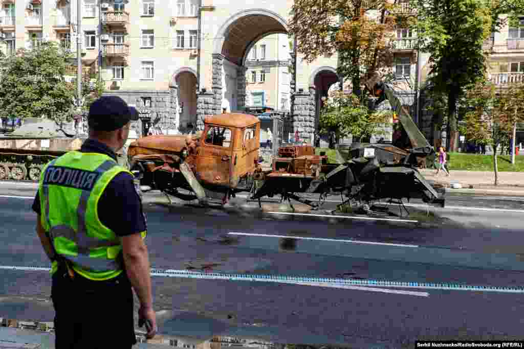 Полицейский наблюдает за процессом размещения подбитой российской техники на Крещатике в Киеве. 21 августа 2023 года. Президент России Владимир Путин 13 июня ответил на вопрос российских военкоров о том, есть ли в планах так называемой СВО в Украине новая попытка захватить Киев. &quot;Нужно ли нам идти в Киев? Если да, то нужна новая мобилизация, если нет, то не требуется. Сейчас пока необходимости в мобилизации нет&quot;, &ndash; сказал Путин