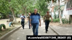 Российский глава аннексированного Крыма Сергей Аксенов инспектирует улицы поселка Гвардейское Симферопольского района, 14 июня 2024 года