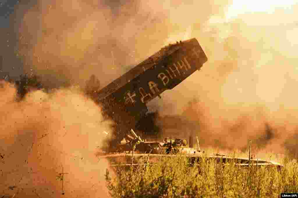 Дальность стрельбы ТОС-1A &quot;Солнцепек&quot; &ndash; примерно шесть километров. Комбинация интенсивного тепла, взрыва и ударной волны, создаваемых термобарической ракетой, особенно эффективны против укрепленных позиций