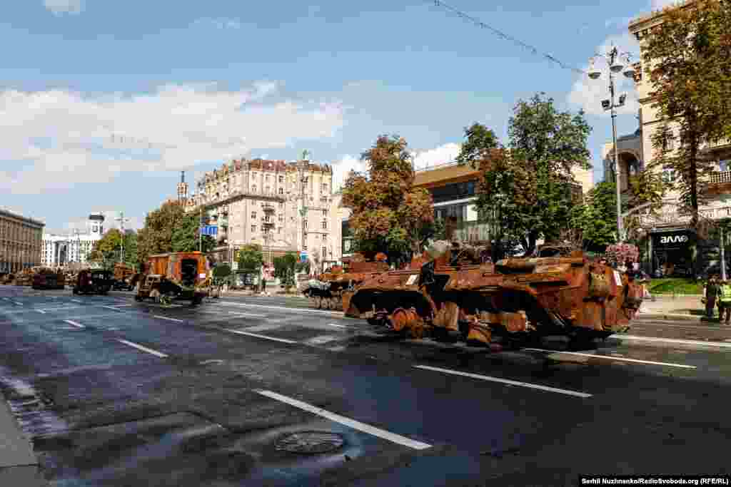 Украина 24 августа отмечает 32-ю годовщину обретения Независимости. Поскольку идет второй год российско-украинской войны, массовых мероприятий и празднований не будет. В городах и селах люди понесут цветы на могилы воинов, отдавших жизнь, останавливая агрессию России, защищая Украину