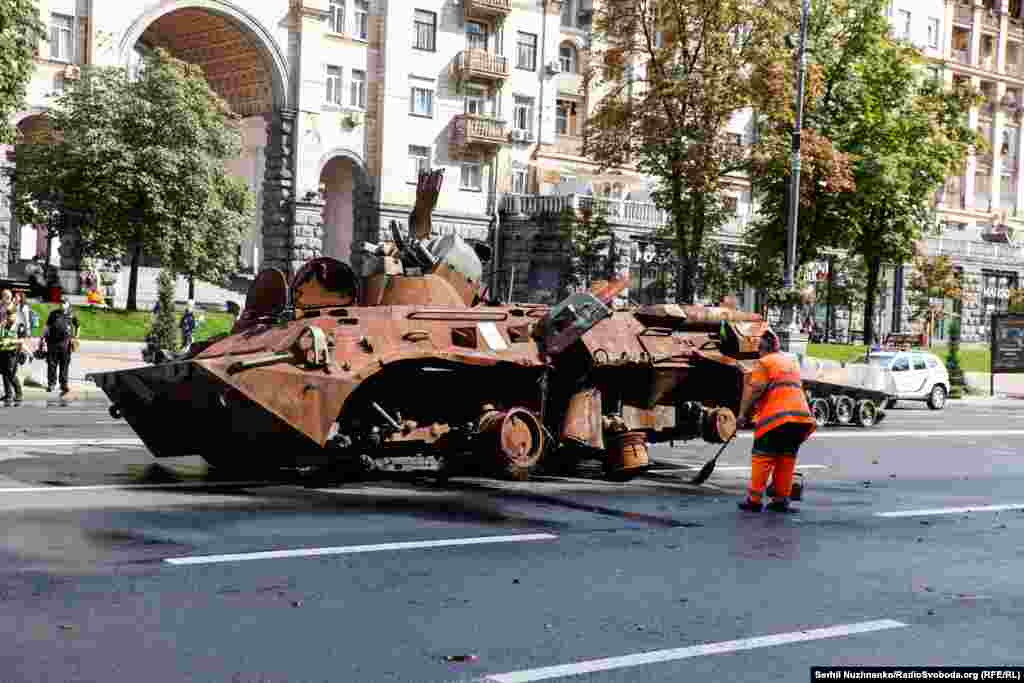 Коммунальники убирают Крещатик от ржавчины, обломков и пепла, на которые рассыпается уничтоженная российская военная техника. Движение по Крещатику будет перекрыто до 28 августа. Киев, 21 августа 2023 года