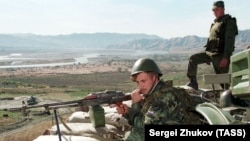 Солдаты российской 201-й дивизии стоят вторым эшелоном на таджикско-афганской границе, 2001 год