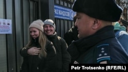 Граждане России стоят в очереди у генконсульства РФ, чтобы принять участие в выборах президента России. Алматы, 17 марта 2024 года