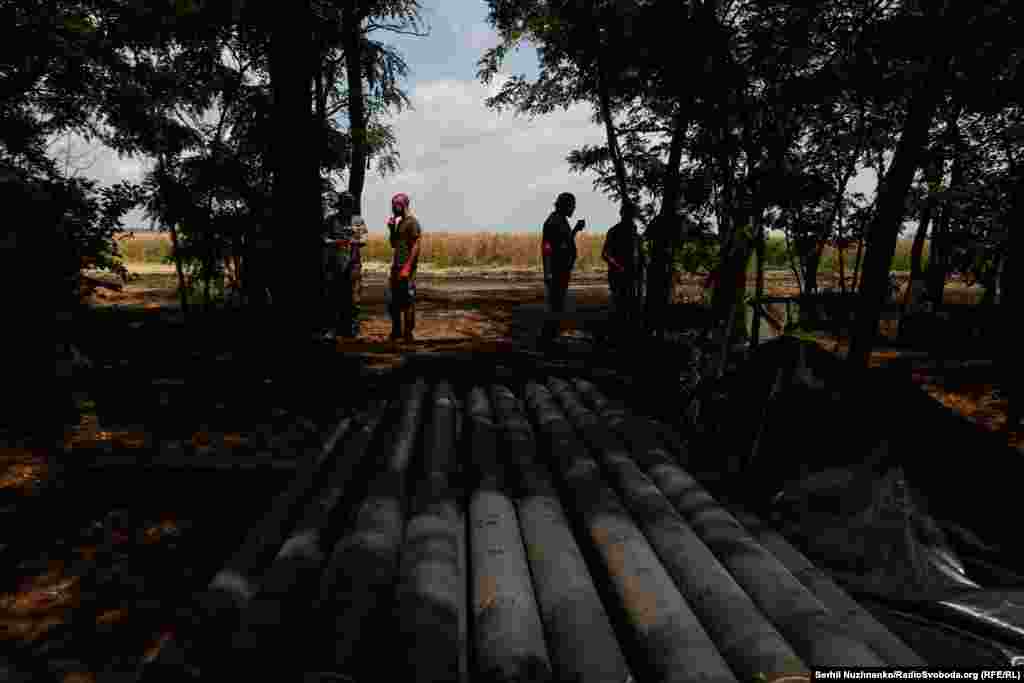 Военные пьют кофе, кто-то курит. Через несколько минут приедет БМ-21 &quot;Град&quot;, который нужно быстро зарядить для боевой работы на одном из самых горячих направлений в Запорожье