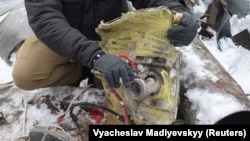 Представитель Прокуратуры Украины показывает части ракеты, которая, по мнению украинской стороны, была произведена в Северной Корее. обломки ракеты были обнаружены после обстрела Харькова 6 января 2024 года