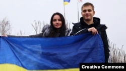 Богдан Ермохин с сестрой после возвращения в Украину