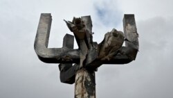 Разрушенная мемориальная Менора на входе в Дробицкий яр в Харькове