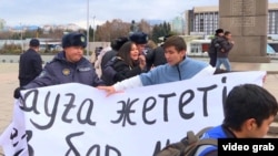 Задержание активистов во время акции против досрочных президентских выборов в Казахстане. Алматы, 20 ноября 2022 года