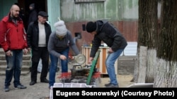 Во время российской блокады Мариуполя люди готовили еду на кострах, среди развалин и под обстрелами. Фото Евгения Сосновского