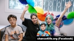 Мария Пашкурова с дочерью Настей Бурик на праздновании Дня рождения в больнице