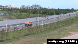 Уборочная машина на спецтрассе в Астане, июнь 2025 года
