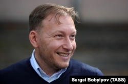 Former presidential candidate Andrey Dzmitryeu is seen on September 2, 2020 outside a Minsk district police department holding journalists detained while covering the election protests.