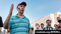 Valer Tsapkala collecting signatures in Vitsebsk, Belarus on June 8, 2020 to register his candidacy for president.