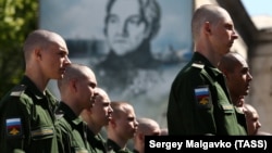 Отправка призывников из Севастопольского военного комиссариата аннексированного Россией Крыма, май 2018 года