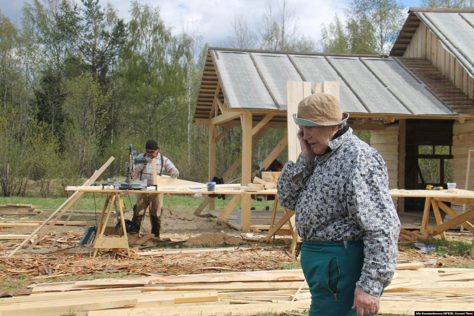 Жительница Кинермы Анна Кузнецова осматривает стройку. Фото: Алла Константинова