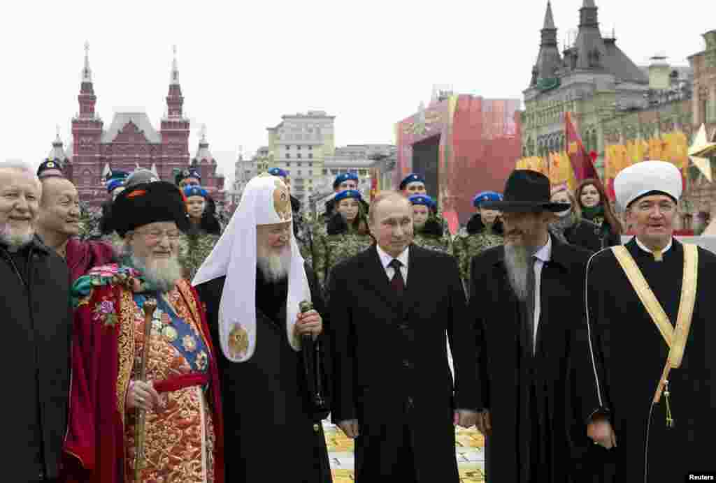 На фото (слева направо): епископ Российского объединенного союза христиан веры евангельской Сергей Ряховский, глава Буддийской традиционной сангхи России Дамба Аюшеев,&nbsp;председатель Центрального духовного управления мусульман Талгат Таджутдин,&nbsp;патриарх Московский и всея Руси Кирилл, Владимир Путин,&nbsp;главный раввин России (Федерация еврейских общин России) Берл Лазар и председатель Совета муфтиев России Равиль Гайнутдин