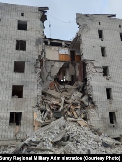 Разрушенный обстрелом жилой многоэтажный дом в городе Сумы, 4 января 2025 года