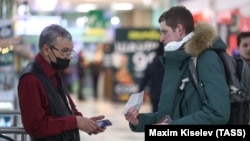 Проверка QR-кода в торговом центре в Кемерове, 7 декабря 2021 года