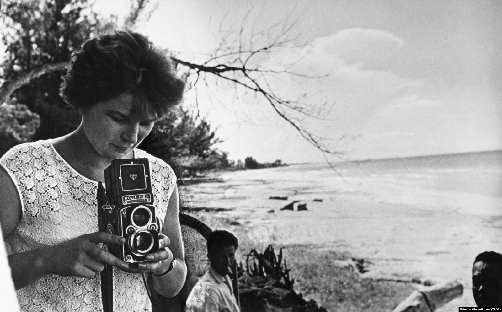 Валентина Терешкова фотографирует на океанском побережье Кубы, 1 октября 1963 года. Фото: Валентин Черединцев, ТАСС