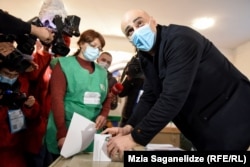 UNM leader Nika Melia, who finished second to incumbent Mayor Kakha Kaladze in the first round of voting in Tbilisi's mayoral race, votes on October 2.