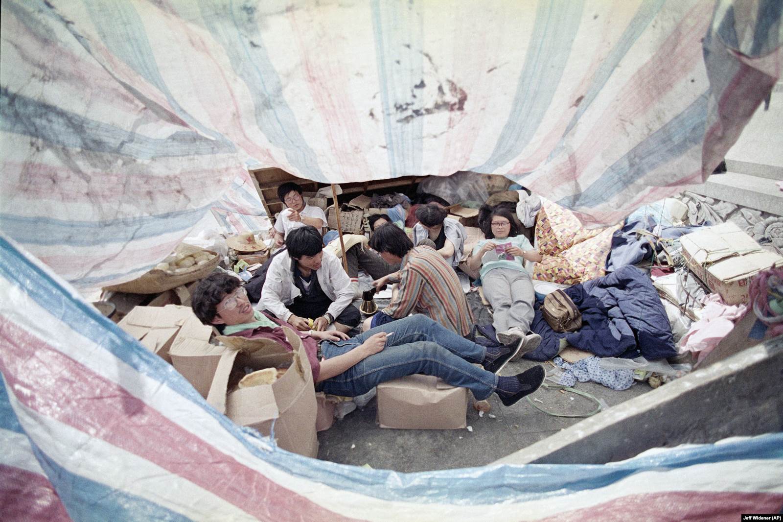 Протестующие в палаточном городке