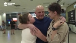 "Я счастлив, что я свободный человек". Освобожденный журналист Радио Свобода Владислав Есипенко воссоединился с семьей