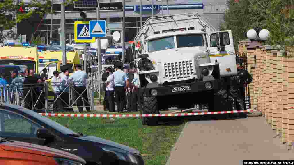 Armored vehicles parked near Kazan&#39;s School No. 175 on May 11, 2021. While armed attacks on Russian schools are rare, the most notorious such attack -- by Chechen militants in 2004 on the North Ossetian town of Beslan -- left 334 people dead.&nbsp;