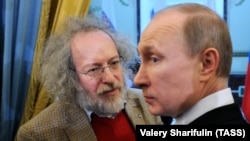 Алексей Венедиктов и Владимир Путин на церемонии премии в области медиа. Москва, январь 2012 года