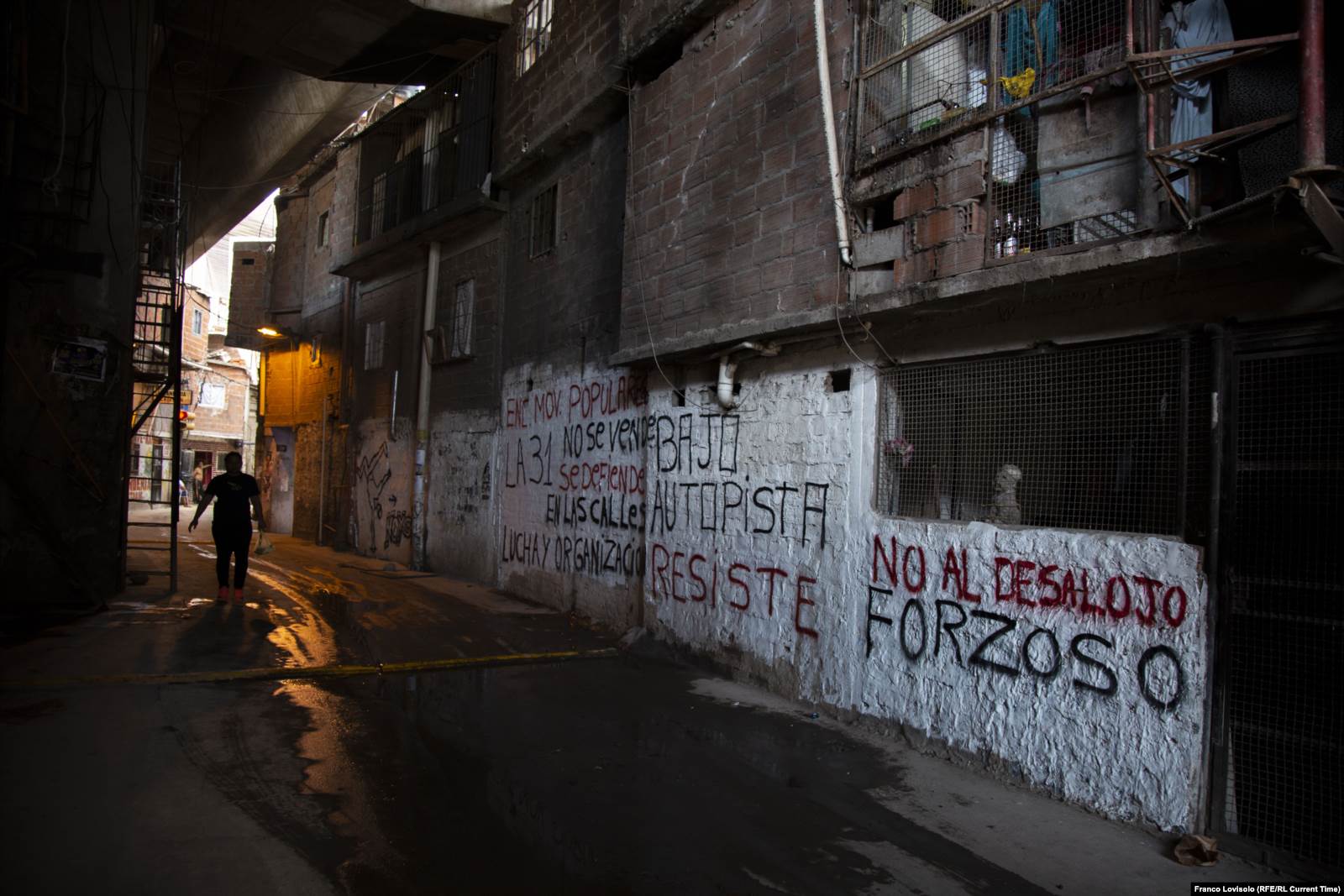 Надпись на стене: "Нет насильственному выселению". Фото: Франко Ловисоло