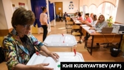 A woman casts her vote at a polling station during September 8, 2019 elections for the Moscow city council. (Photo by Kirill KUDRYAVTSEV / AFP)