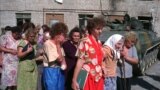 Hostages pass Russian troops as they emerge from a hospital in Budyonnovsk on June 19, 1995.