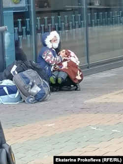 Amidst near-freezing temperatures, migrants congregate on Minsk's sidewalks.