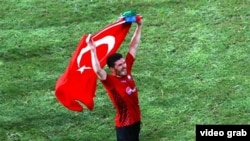 Джавид Гусейнов с турецким флагом после матча "Габалы" с "Аполлоном"