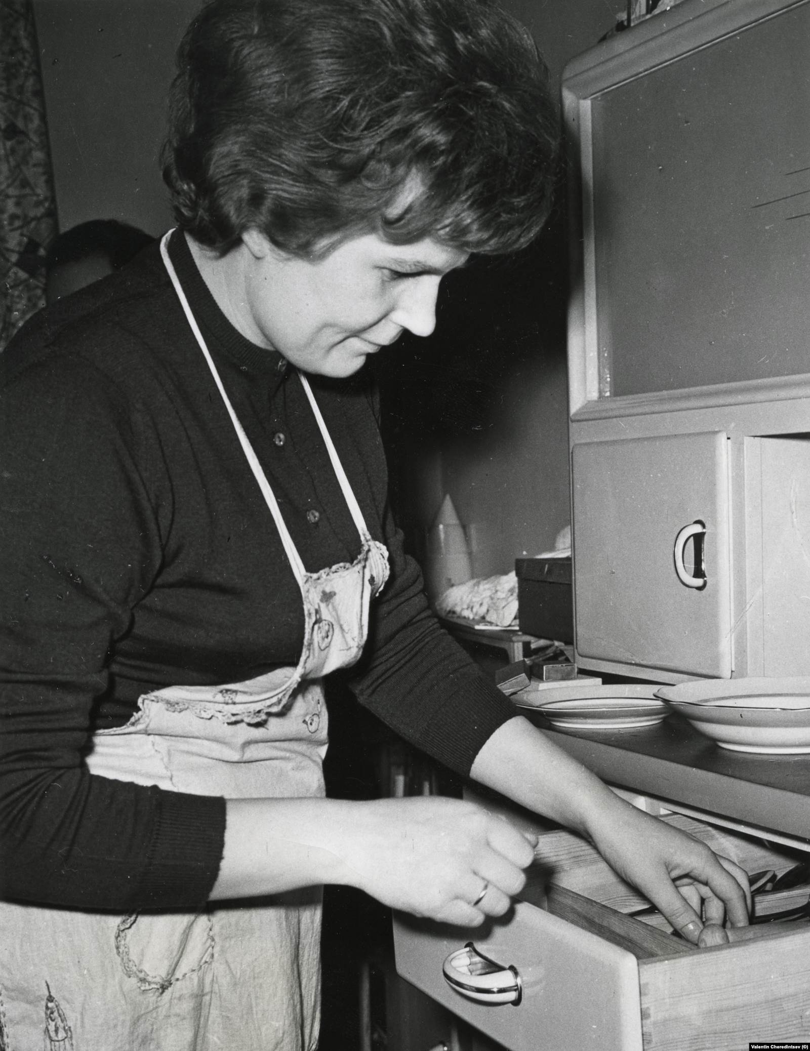 Валентина Терешкова у себя дома в Звездном городке, Московская область, 1964 год. Терешкова – первая женщина-космонавт. Фото: Валентин Черединцев, ТАСС. Фотография предоставлена Музеем космонавтики в Москве