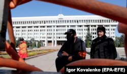 Vigilantes guard Kyrgyzstan's main government building on October 7, 2020 after protesters took over in Bishkek.