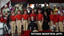 Российские школьники-члены Российского патриотического молодежного движения "Юнармия", вместе с российскими военнослужащими, участвовавшими в войне против Украины. Город Истра Московской области, 24 января 2025 года