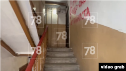 Стоп-кадр видео "78.ru" из подъезда, где расположена квартира, в которой, по информации издания, проживал Мирон Федоров