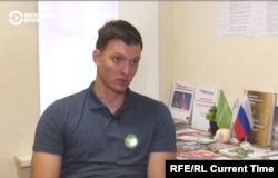 Aleksandr Ryabchuk, a 2020 Teacher of the Year in the Russian city of Rostov-na-Donu, claims school management told him not to publicize his support for jailed opposition leader Aleksei Navalny.