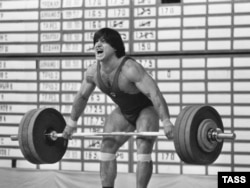 Weightlifter Israil Arsamakov won the under-90-kilograms category at the 1983 USSR Weightlifting Cup.
