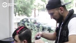 Парикмахер делает красивыми людей с аутизмом