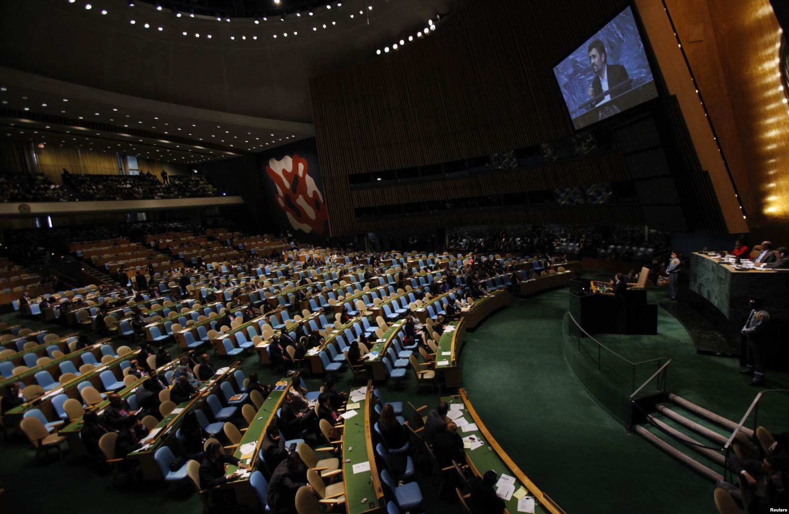 Махмуд Ахмадинежад во время речи на Генассамблее ООН. К этому времени часть делегатов покинули зал. Нью-Йорк, 23 сентября 2010 года