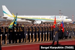 Самолет Airbus A321 президента Казахстана Касым-Жомарта Токаева после посадки в Москве, 3 апреля 2019 года, фото ТАСС