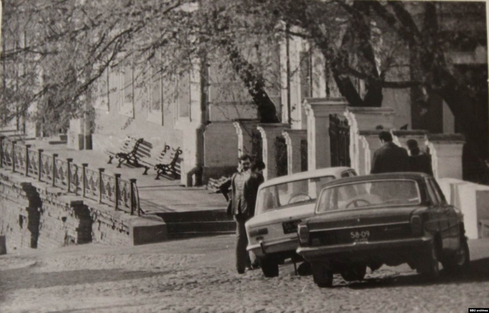  Рудольф Каценбоген со знакомыми. Киев, 1980-1981. Фото КГБ скрытой камерой. На части снимков запечатлен Андреевский спуск