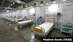 Beds for COVID-19 patients in Crocus Expo's hall number 15