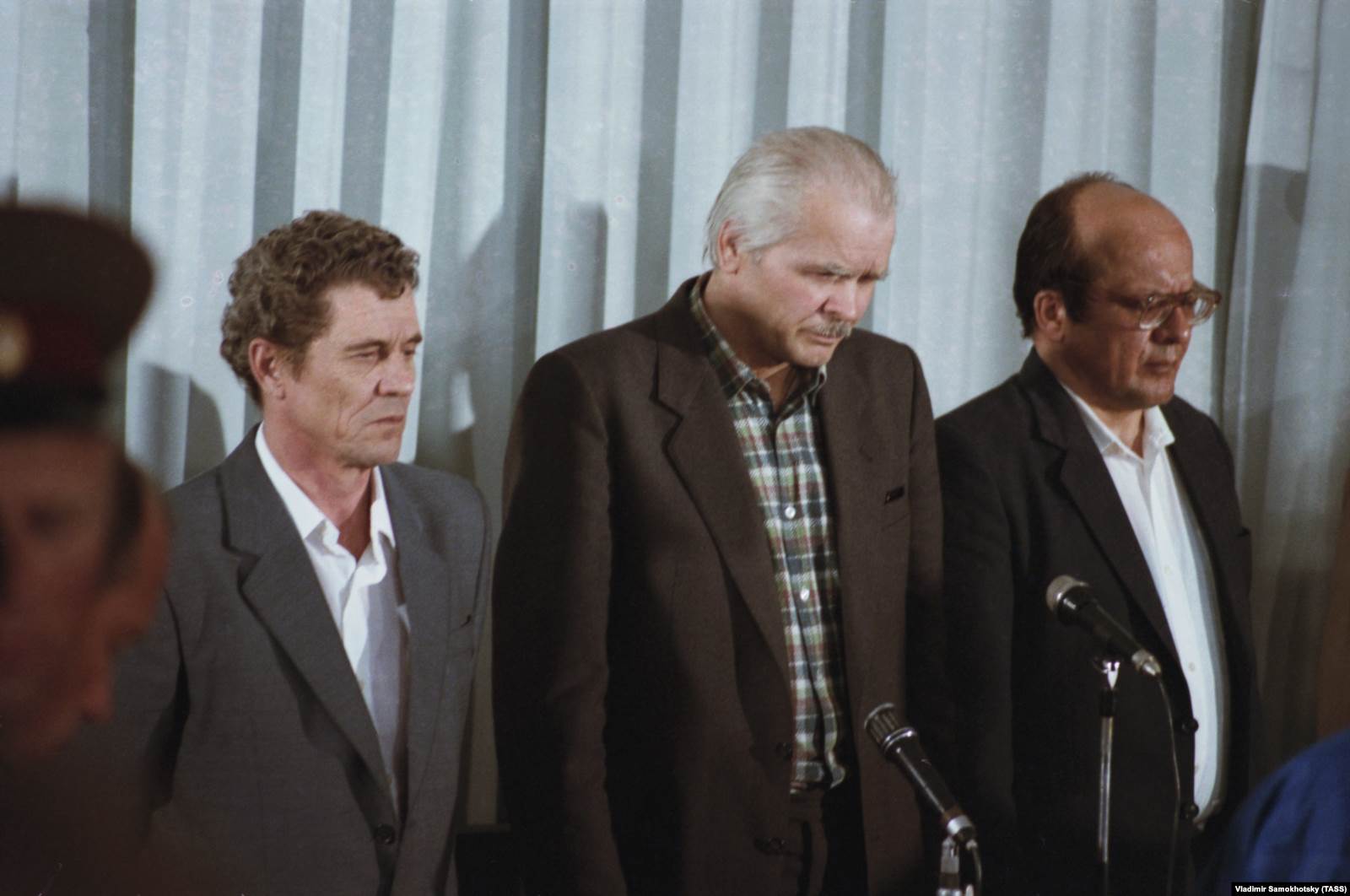Бывший директор атомной электростанции в Чернобыле Виктор Брюханов, заместитель главного инженера Анатолий Дятлов и главный инженер Николай Фомин во время вынесения приговора на заседании Верховного суда СССР под председательством Раймонда Бризе