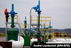 A worker stands on a platform in 2007 at the Druzhba pipeline's first pump station on Belarusian territory.