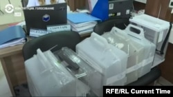 Ballot containers at Moscow polling station number 3412 were closed with tape, but not sealed or signed by election commission members.
