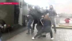 Минский ОМОН задерживает участников празднования Дня Воли